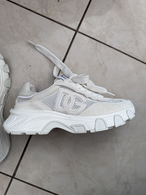 White athletic shoes size 38