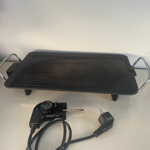 Electric grill used with discoloration on cooking plate