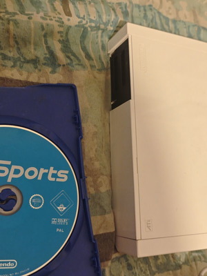 Κονσόλα Nintendo Wii με παιχνίδι Wii Sports και χειριστήρια