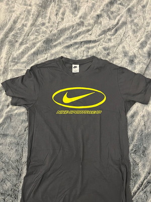 Nike T Shirt like new, small size fits medium too, gray and yellow