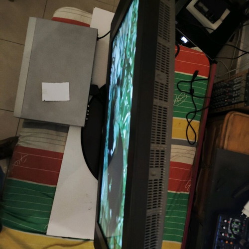 Samsung 32 used TV with vivid colors and excellent picture