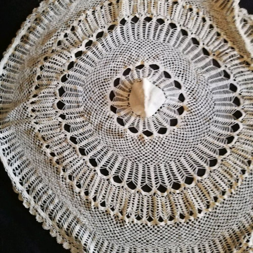 Crochet doily like new, various sizes
