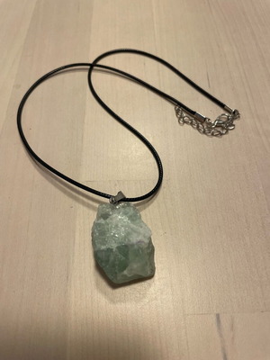 Necklace with green stone emerald new