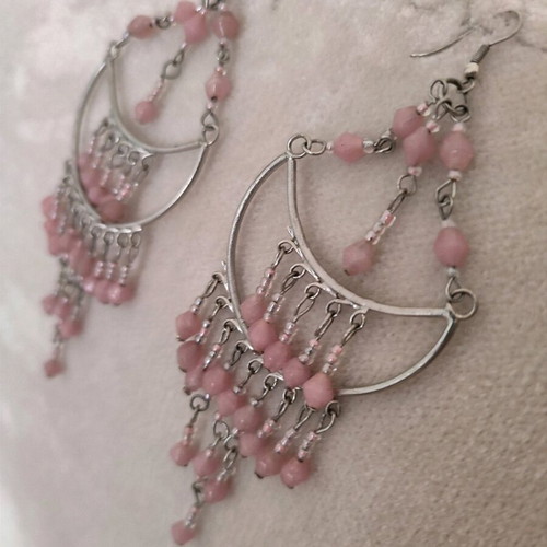 Chandelier earrings faux silver with pink stones in very good condition