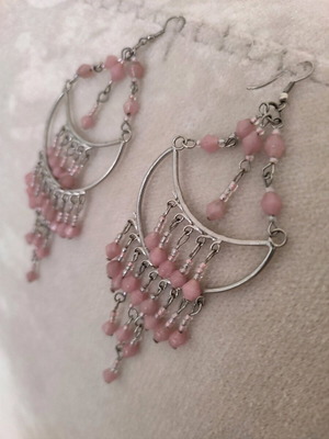 Chandelier earrings faux silver with pink stones in very good condition