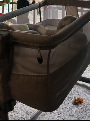Λίκνο Kinderkraft Neste Air με στρώμα, πλαϊνό άνοιγμα, γκρι ξύλο