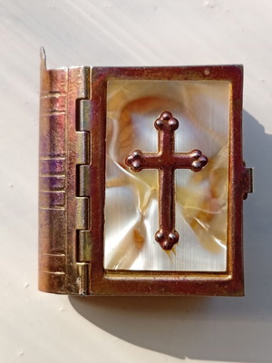 Miniature Bible used, 3.5/3 cm with natural mother-of-pearl