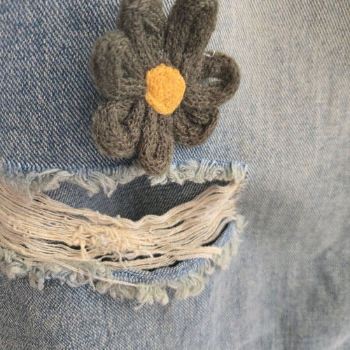 Jeans with knitted flowers and rips new, size M