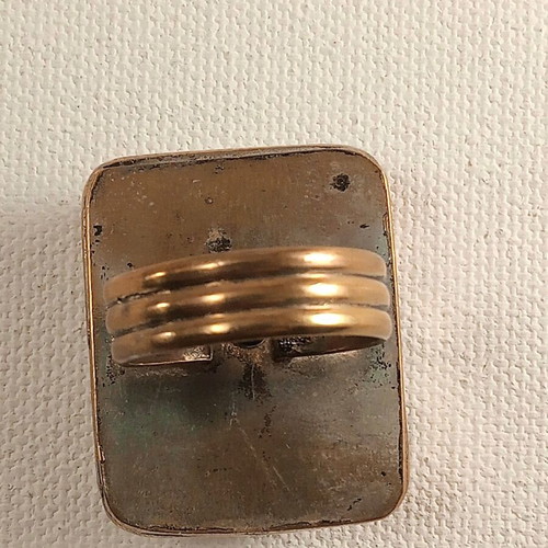 Ring used with impressive pink natural stone made of brass