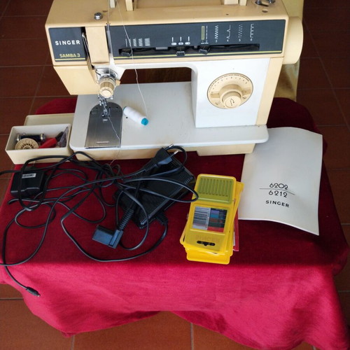 Singer Vintage Love Electric Sewing Machine like new with accessories