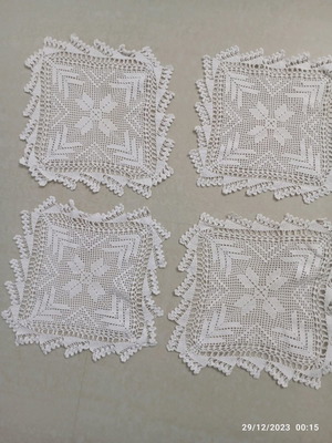 Set of 4 white Semen doilies like new 23x23 cm