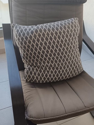 Πολυθρόνα IKEA POÄNG με μαύρο σκελετό