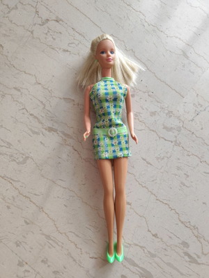 Barbie 90s μεταχειρισμένη με σημάδια φθοράς στο φόρεμα