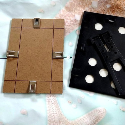 Set of 2 Photo Frames 13x18cm New, Plastic and Wooden