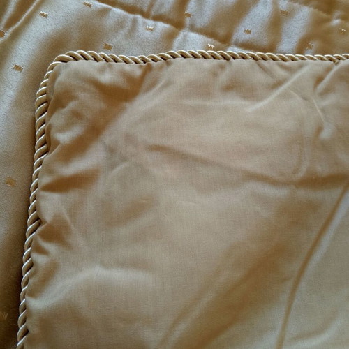 Luxury quilt blanket new, gold color 220x240 with 2 pillowcases