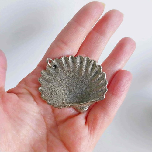 Metal shell pendant like new, silver color, solid metal