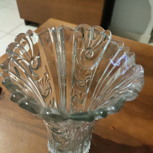 Crystal vase like new with detailed opening