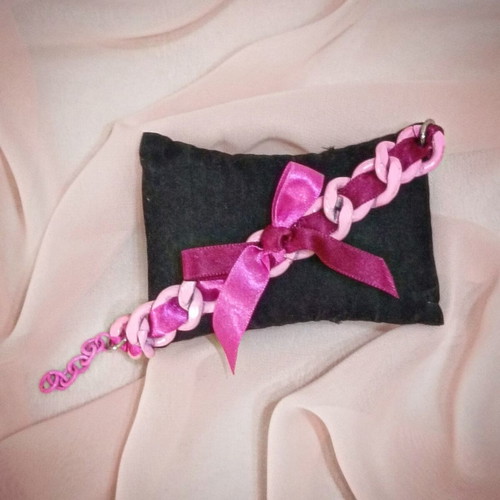 Pink bracelet with chain and bow, new