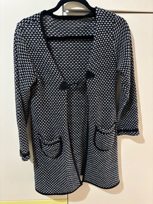 Cardigan used, black and white