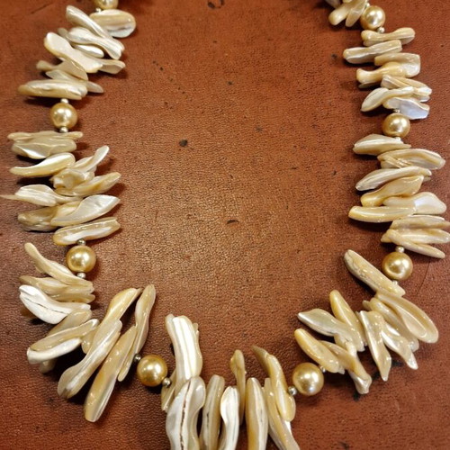 Shell necklace new, beige, 49cm with silver beads and clasp