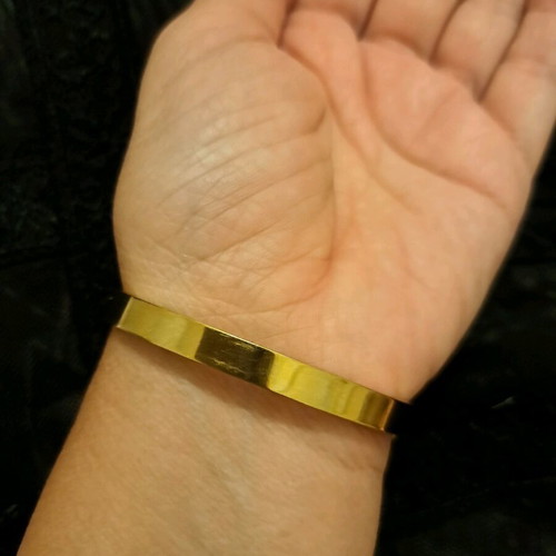 Bracelet new, gold color, impressive and unique