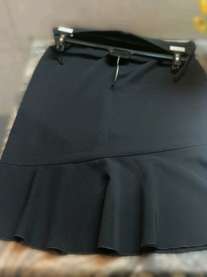 Knee-length skirt like new, size large, black with flared hem