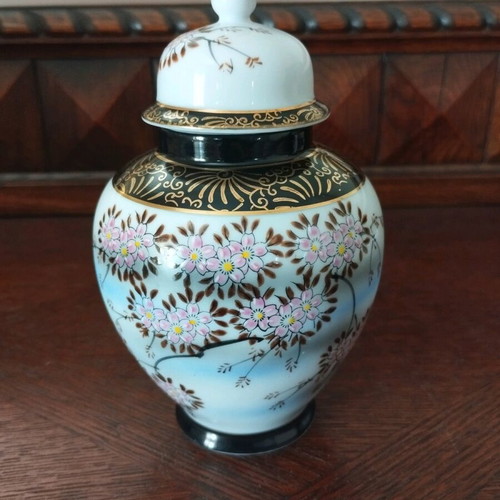 Japanese Handmade Porcelain Vase Eiwa Kinsei used with Lid