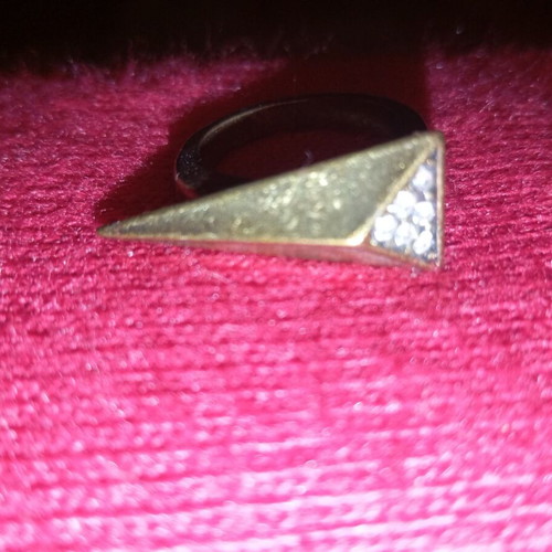 Ring used with unique design, white and gold colors
