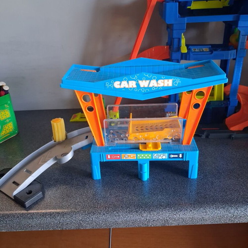 Hot Wheels City playset like new with Stunt Garage and Downtown Tune Up Shop