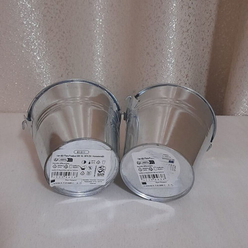 Set of 2 used metal flowerpots with removable plastic liners