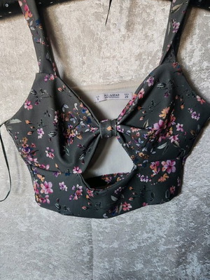 Floral top Pull & Bear like new with discreet front opening