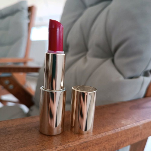 Becca Ultimate Lipstick like new, shade Ruby