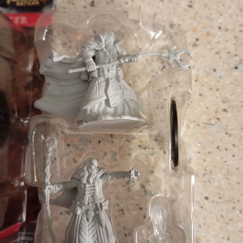 Pathfinder miniatures like new, missing one base
