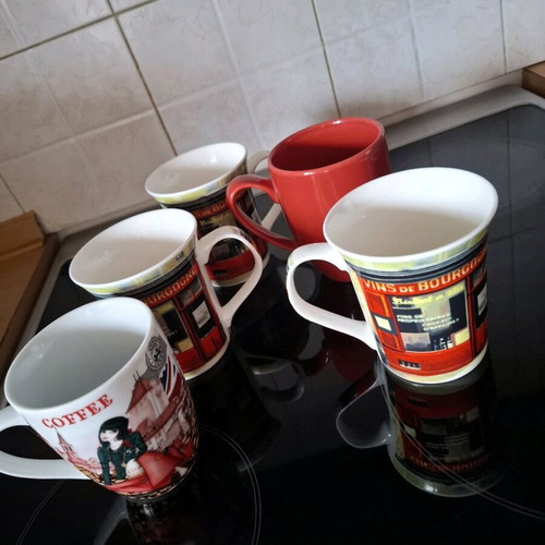 Coffee/tea mugs set of 5 like new with various designs