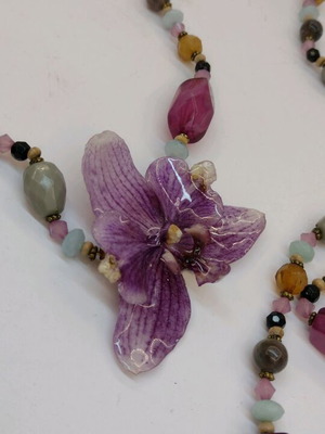 Колие с естествен цвят на орхидея изработено по поръчка