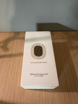 Κουτί Diptique με φορτιστές σαν καινούργιο