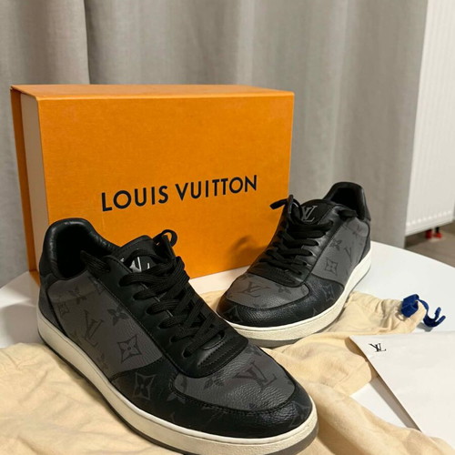 Louis Vuitton sneakers used, size 41
