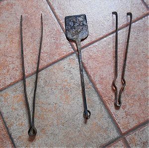 3 Παλιά Εργαλεία - Αξεσουάρ Τζακιού (Φτυάρι Σάχτης 36 cm) (Τσιμπήδες Κάρβουνων Μεσαία 45cm & 40 cm).