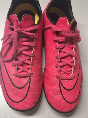 Ποδοσφαιρικά Nike μεταχειρισμένα, μέγεθος 38, ροζ με σχάρα
