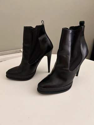 Μποτάκια Zara μεταχειρισμένα, μαύρα, μέγεθος 40, τακούνι 12 εκ.
