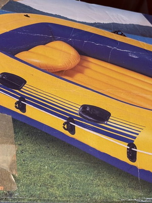 Intel Challenger inflatable boat like new with oars and pump