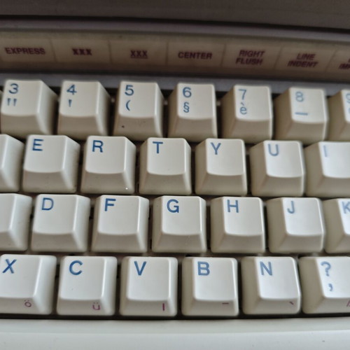 Electronic typewriter used with AZERTY keyboard