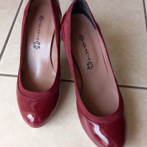 Stefania patent leather shoes burgundy new, size 39