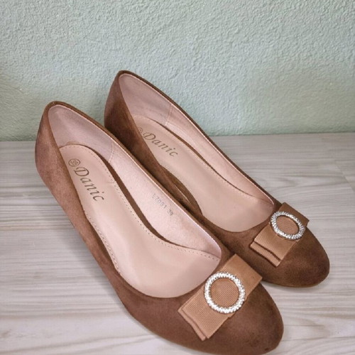 Brown-tan pumps size 39 like new with decorative buckle