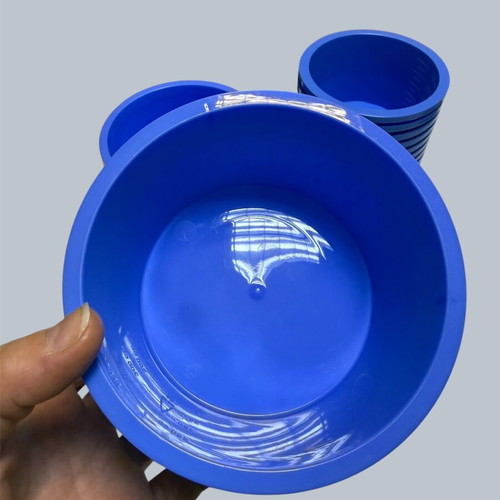 Plastic bowls, blue, two sizes, graduated capacity