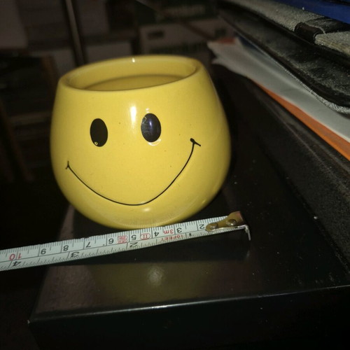 Ceramic Smiley pot yellow like new