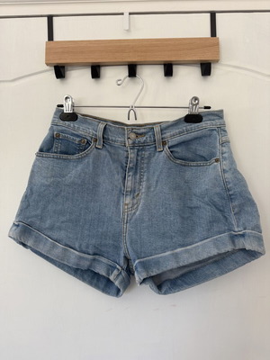 Levi's denim mom shorts used, size 28 waist UK 36-38 EU