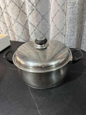 Pot used with handle issue