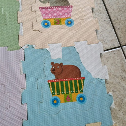 Baby floor puzzle used, 9 pieces with storage case