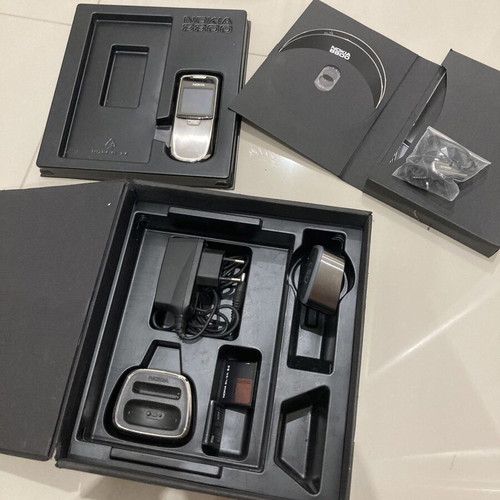 Nokia 8800 used with all accessories, silver